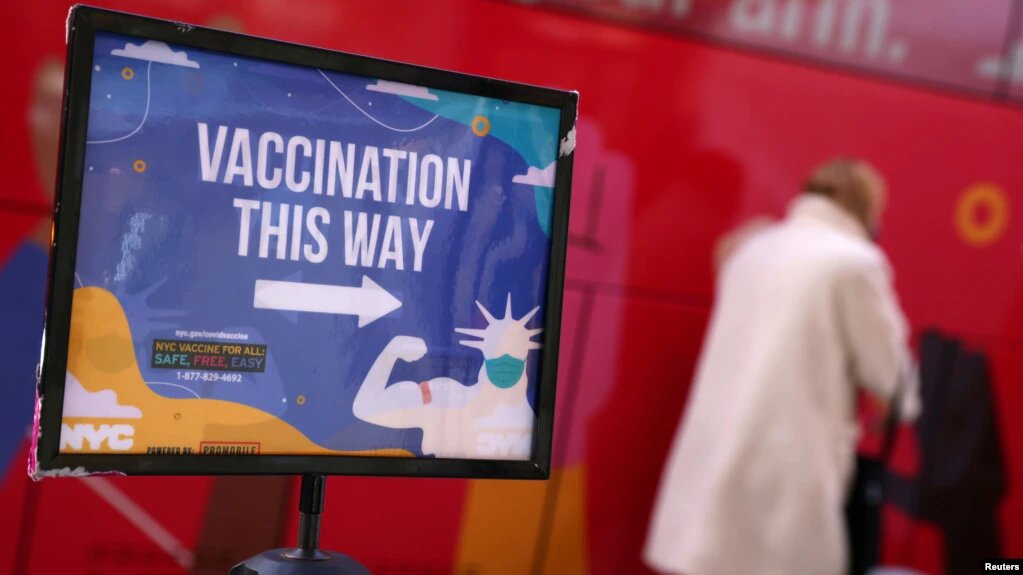 Mientras este mandato federal de la vacunación obligatoria se discute, en la ciudad de Nueva York piensan imponer una orden similar. | Foto: Reuters / VOA.