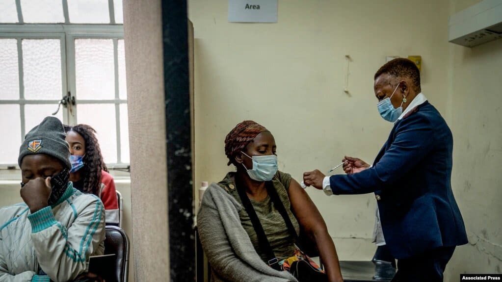 Una mujer se vacuna contra el Covid-19 en una clínica en Johannesburgo, Sudáfrica, el lunes 6 de diciembre de 2021. | Foto: VOA/AP.