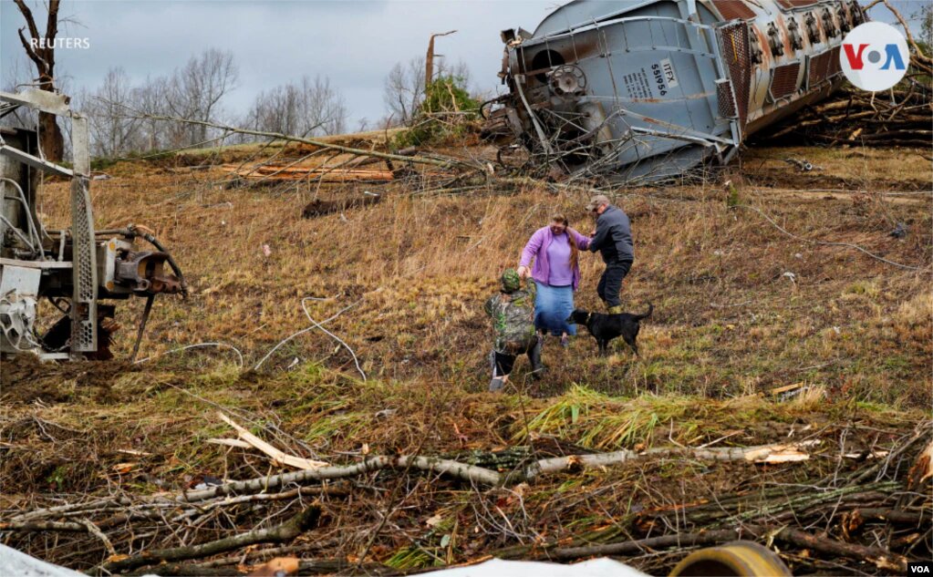 Los gobiernos de vario estados de Estados Unidos están trabajando en reparar los daños dejados por varios tornados. Miles de familias perdieron sus hogares. | Foto: Reuters / VOA.