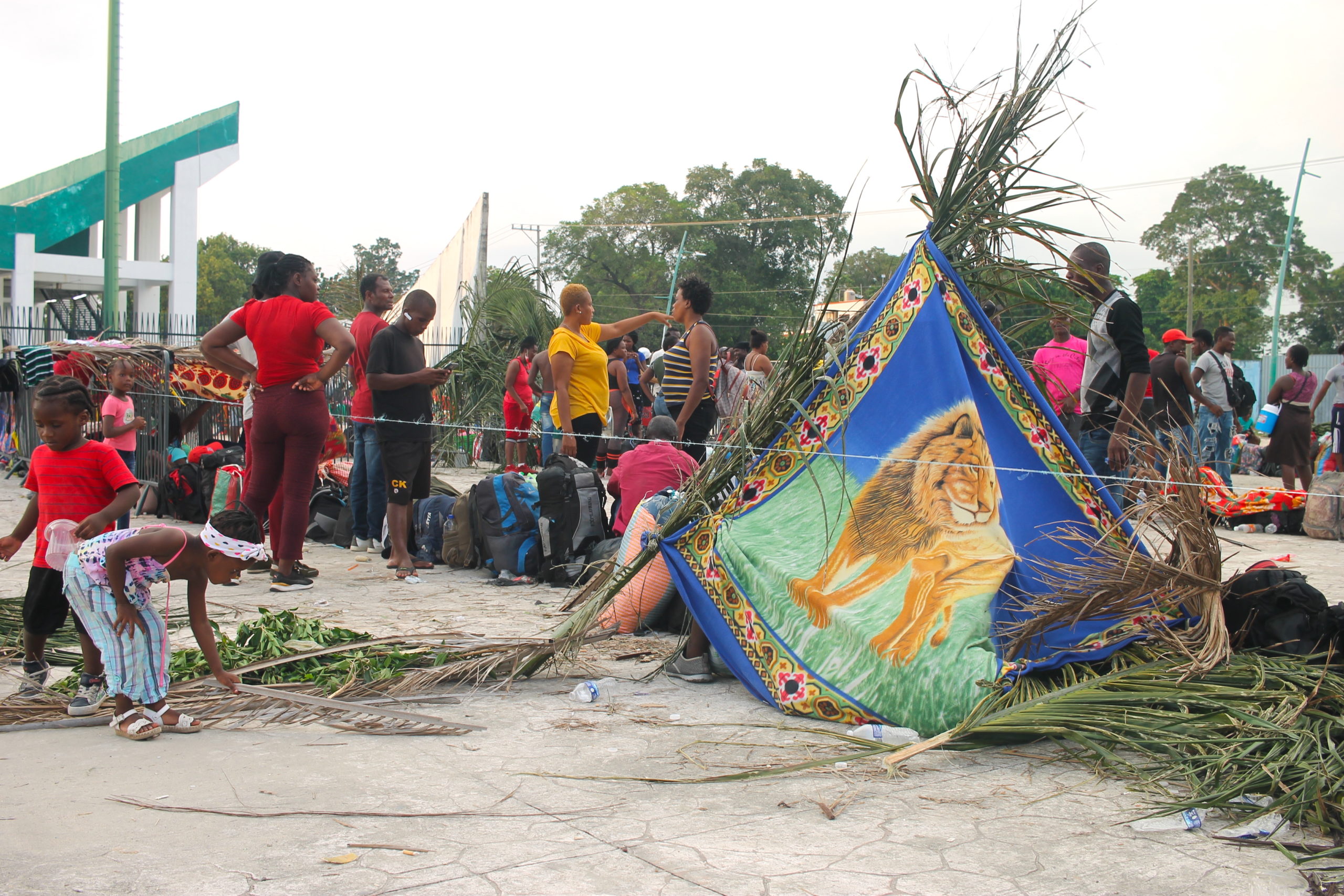 Migrantes esperando. | Foto: Francisco Barradas Benítez.