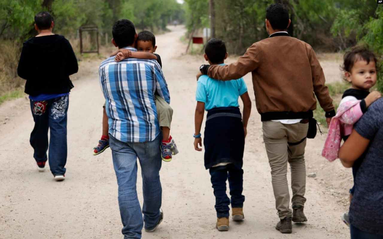 Un grupo de migrantes cerca del río Bravo, que separa a Estados Unidos de México, cerca de McAllen, Texas, el 14 de marzo de 2019. | Foto: AP / Voz de América