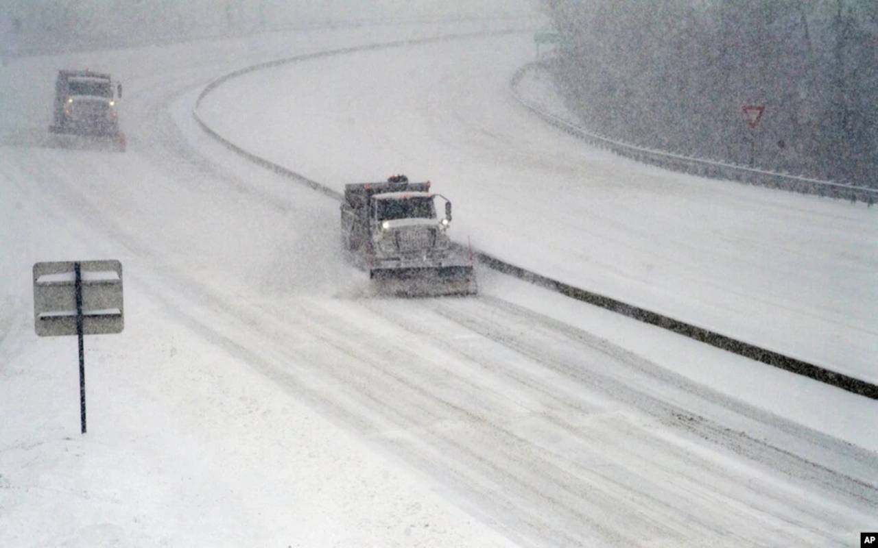 Máquinas quitanieves despejan una autopista en Roanoke, Virginia, Estados Unidos por la tormenta invernal. | Foto: VOA / AP.