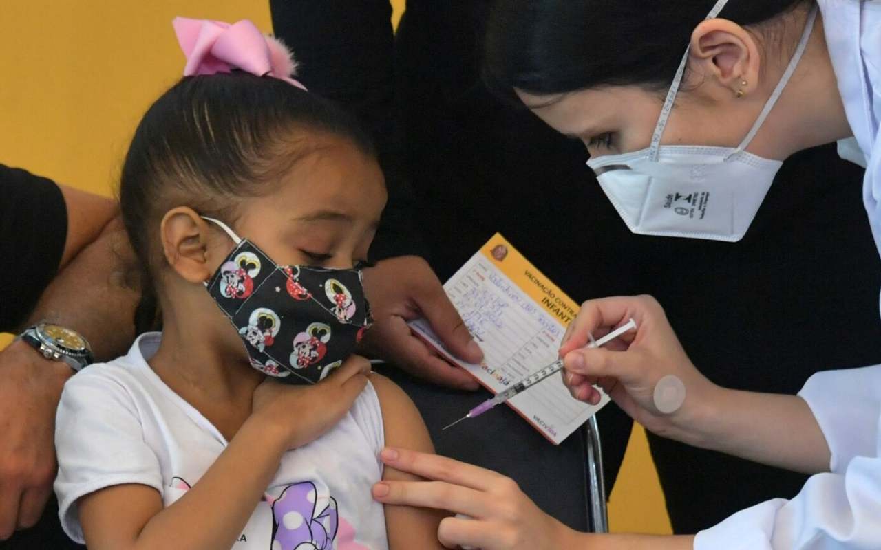 Una niña recibe la primera dosis de la vacuna Pfizer-BioNTech contra el Covid-19 | Foto: AFP / Voz de América