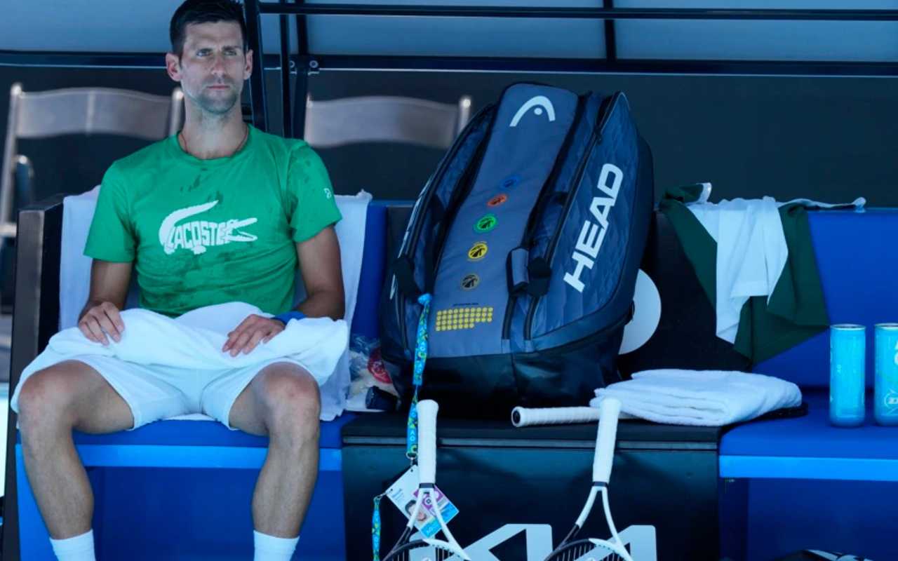 El campeón de tenis Novak Djokovic descansando durante una sesión de práctica en Margaret Court Arena, en Melbourne, Australia, el 13 de enero de 2022. | Foto: VOA / Associated Press.