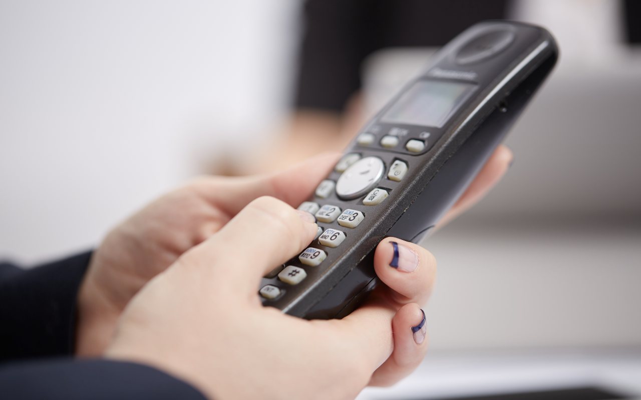 Llamar por teléfono te permitirá saber la fecha, hora y lugar de la próxima audiencia de tu proceso de asilo | Foto: Depositphotos