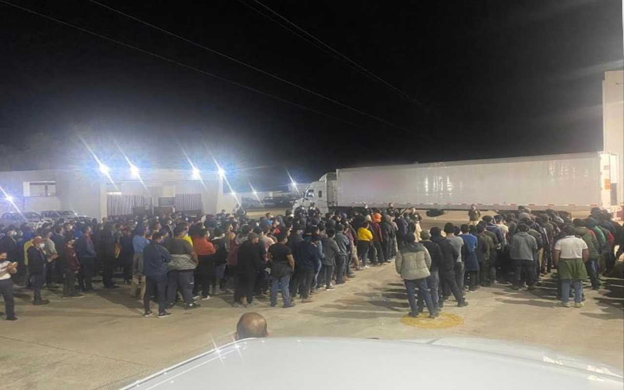 Detienen un camión con 359 migrantes en Veracruz que intentaban llegar a USA. | Foto: Cortesía del INM.