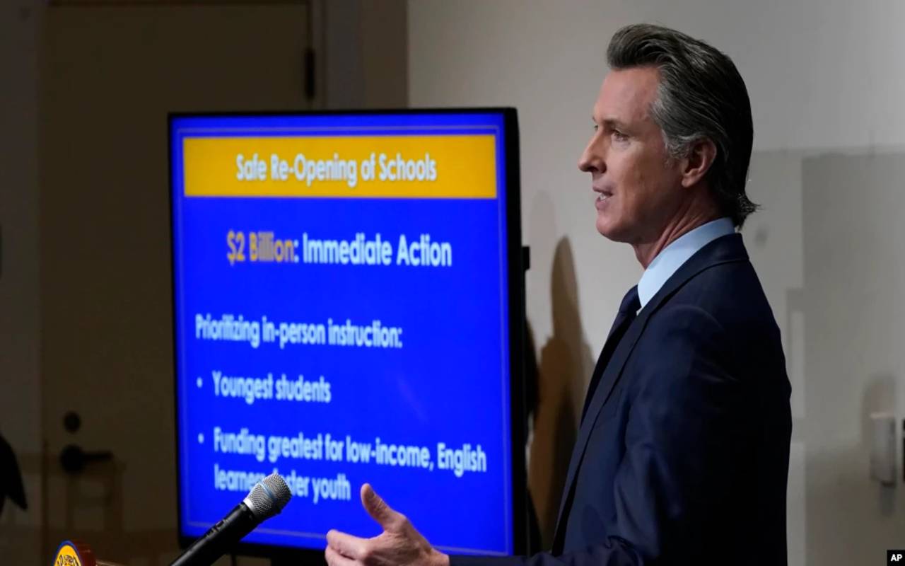 Gobernador de California propone cobertura médica a migrantes. | Foto: VOA / AP.