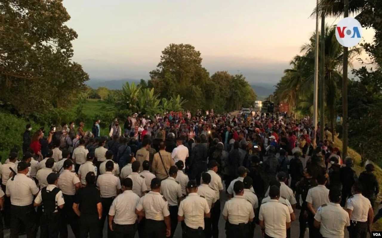 Cientos de migrantes se enfrentaron a autoridades de migración, se negaron de acceder al retorno voluntario o realizar controles migratorios durante la primer caravana migrante de 2022 que salió de Honduras. | Foto: VOA / Eugenia Sagastume.