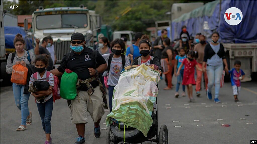 Foto de la primera caravana de migrantes del 2021 compuesta en su mayoría por migración de Honduras, Guatemala y El Salvador. | Foto: VOA/AFP.