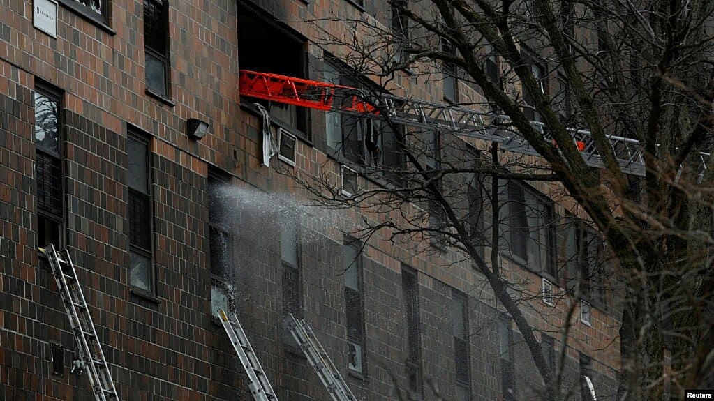Personal del Departamento de Bomberos de Nueva York intenta apagar el incendio en un edificio de El Bronx, Nueva York el domingo 9 de enero de 2021. | Foto: VOA/Reuters.