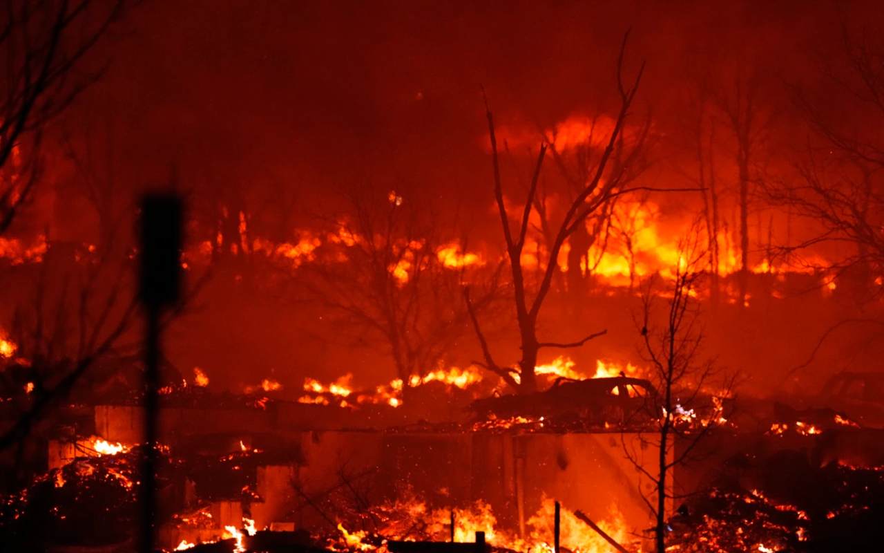 Varias viviendas arden a causa de un incendio forestal cerca de Rock Creek Village, el 30 de diciembre de 2021, cerca de Broomfield, Colorado. | Foto: Associated Press / Voz de América