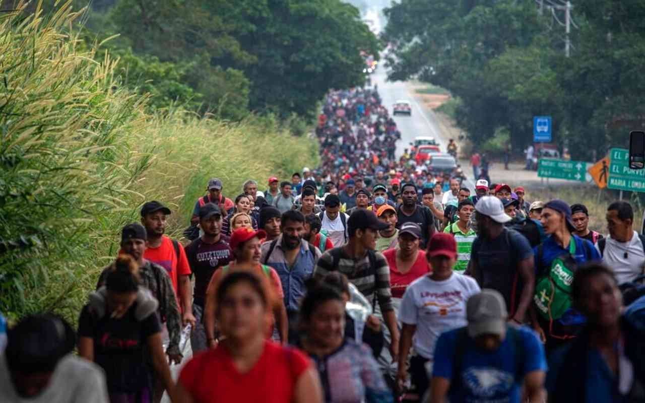 Caravana de migrantes marcha hacia Loma Bonita en el estado mexicano de Veracruz el 18 de noviembre reciente, la mayoría centroamericanos. | Foto: AP / Voz de América