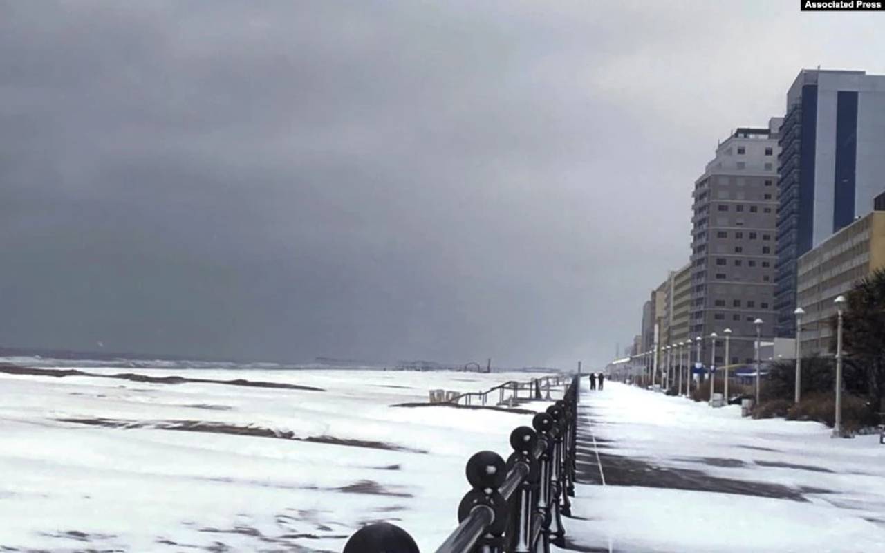 nieve cubre la costa de Virginia Beach, el sábado 22 de enero de 2022 en Virginia Beach, Virginia | Foto: Associated Press / Voz de América