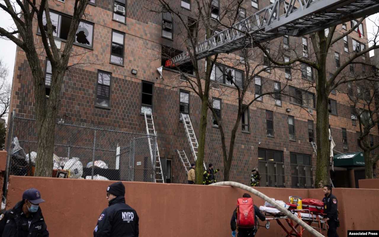 #NoticiasDelDía | Incendio en El Bronx, Nueva York causa 19 muertes. | Foto: VOA / Associated Press.