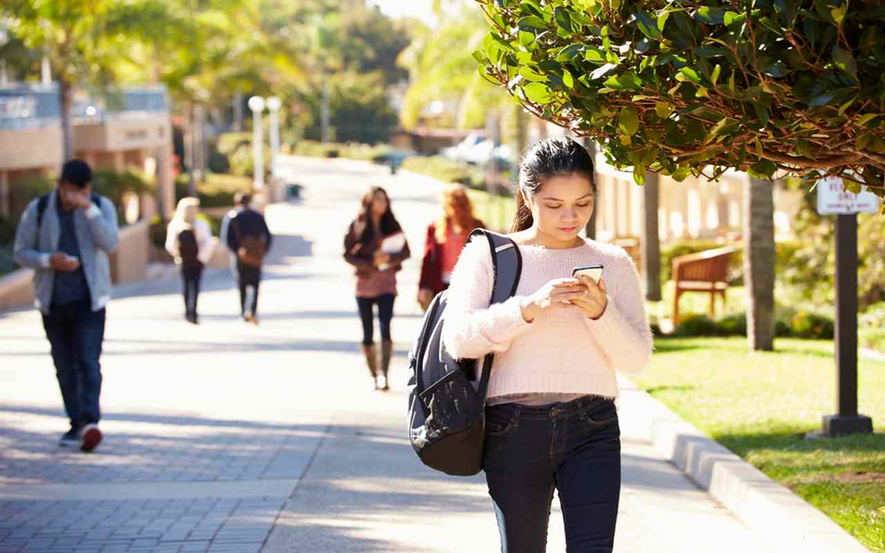 Los universitarios de California podrán pagar su matrícula escolar con 10 mil dólares que recibirán a cambio de trabajo voluntario. | Foto: Depositphotos