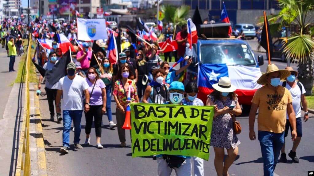 Manifestantes chilenos marchan en contra de la migración irregular en Iquique, Tarapacá. | Foto: VOA/AP.