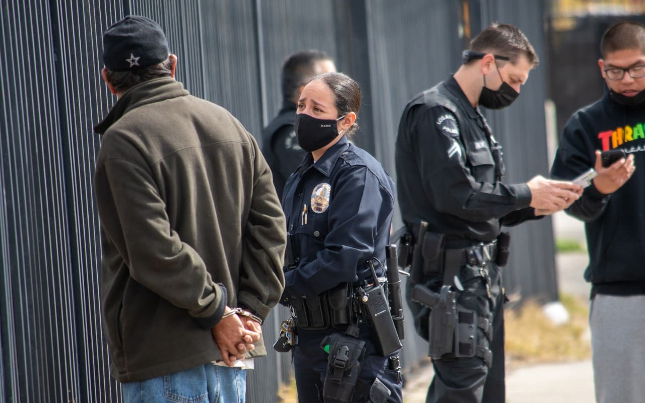 Un grupo diverso de oficiales y supervisores de la policía de Los Ángeles responden a una investigación de asalto en Northridge, en marzo de 2021. | Foto: Depositphotos