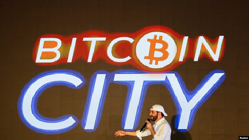 El presidente de El Salvador, Nayib Bukele, en la clausura de la "Semana Bitcoin" donde anunció el plan para construir la primera "Ciudad Bitcoin" del mundo, el 20 de noviembre de 2021. | Foto: VOA/Reuters.