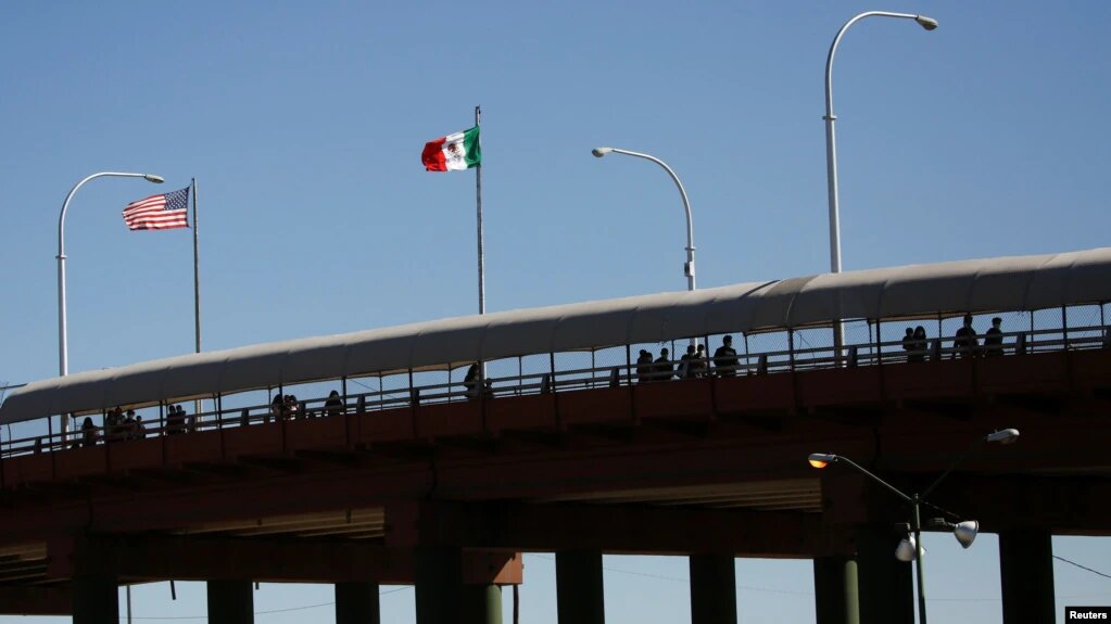 Puentes fronterizos de Texas presentan fuerte tráfico | Foto: VOA/ Reuters.