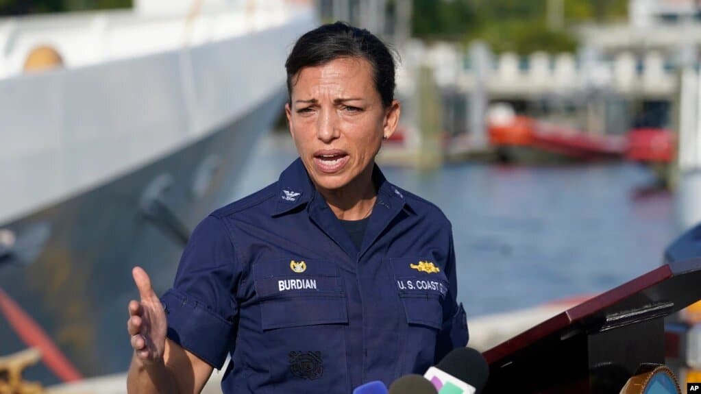 La capitana de la Guardia Costera, Jo-Ann F. Burdian, declaró que no espera encontrar más sobrevivientes del naufragio ocurrido cerca de las costas de Florida. | Foto: VOA/AP.
