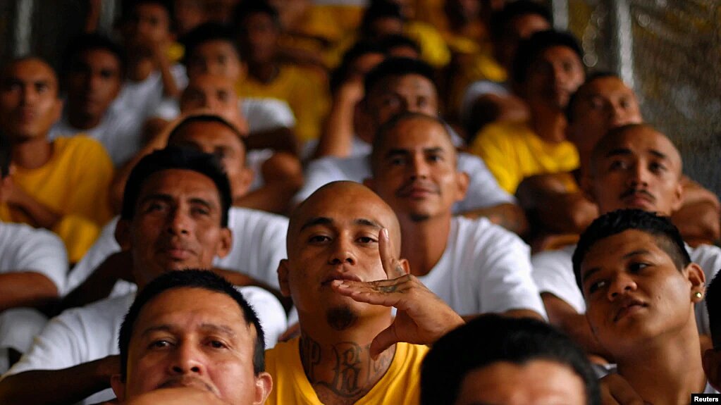 En El Salvador la Mara Salvatrucha o MS-13 es una de las pandillas más poderosas y peligrosas. | Foto: VOA/Reuters.