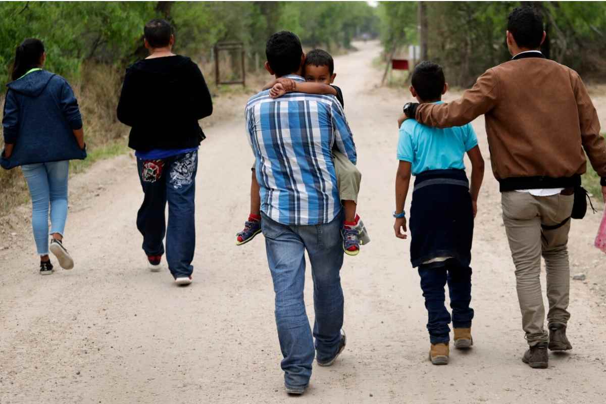 Menores migrantes en la frontera de Estados Unidos con sus padres | Foto: AP / Voz de América