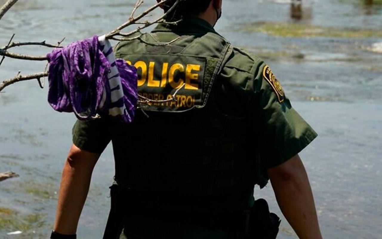 Un agente de la Patrulla Fronteriza vigila el Río Bravo | Foto: AP / Voz de América