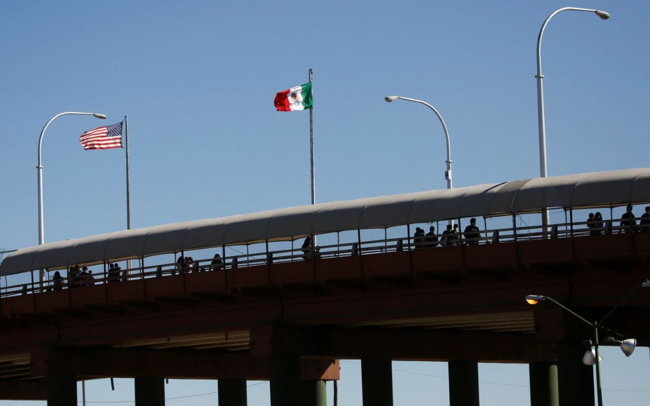 Migrantes centroamericanos, que fueron transportados en avión desde Brownsville a El Paso, Texas, EE. UU., y expulsados bajo el Título 42, caminan hacia México en el Puente Internacional Lerdo Stanton, visto desde Ciudad Juárez, México | Foto: Voz de América / Reuters