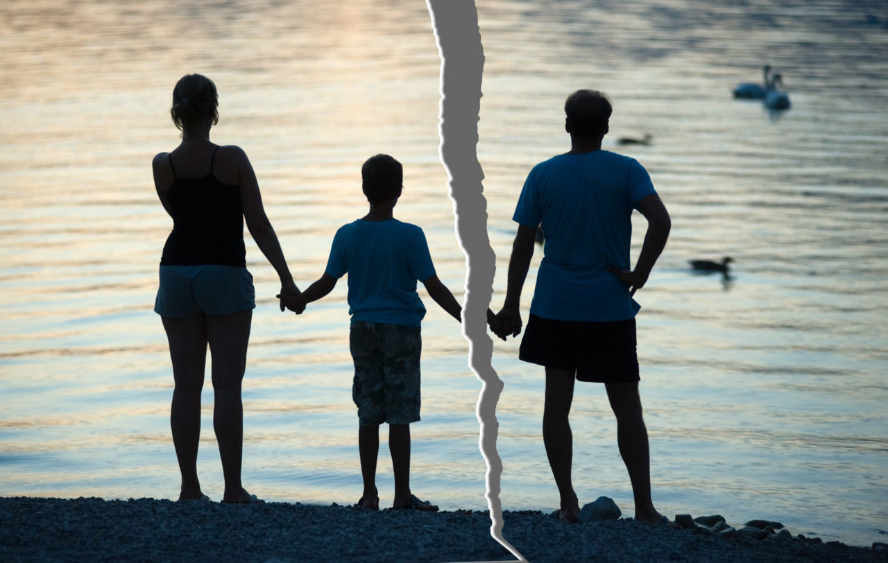Sombra de familia en la playa con un efecto de rasgadura