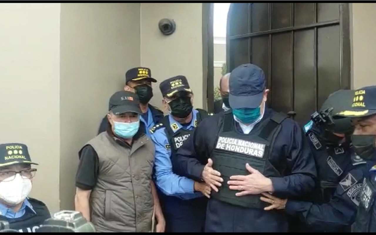 Efectivos de la Policía Nacional realizaron el arresto del expresidente Juan Orlando Hernández en su residencia en Tegucigalpa a primeras horas de esta tarde. | Foto: AFP / Voz de América