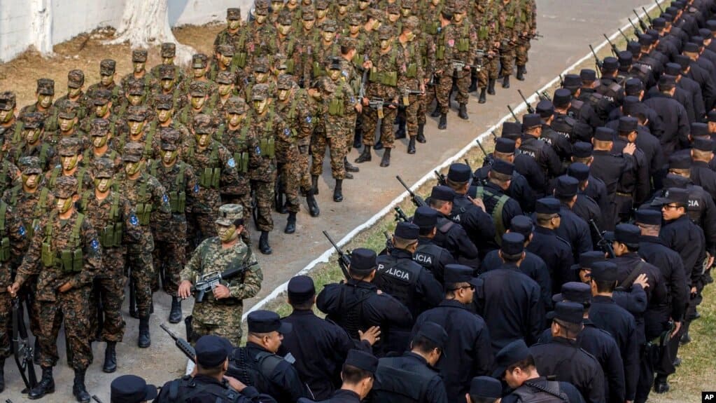 Fuerzas de la policía y del ejército de El Salvador. | Foto: VOA/AP.