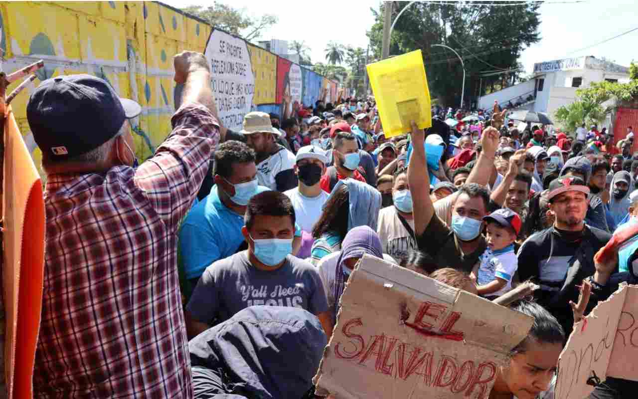 Migrantes intentan organizarse afuera de la oficina del Instituto Nacional de Migración (INM) para obtener un código QR para registrar su situación migratoria y viajar por todo el país, en Tapachula, México, EL 3 de febrero de 2022. | Foto: Reuters / Voz de América