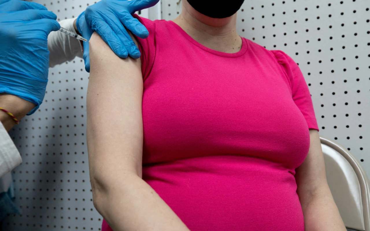 Una mujer recibe una vacuna contra la COVID | Foto: Reuters / Voz de América
