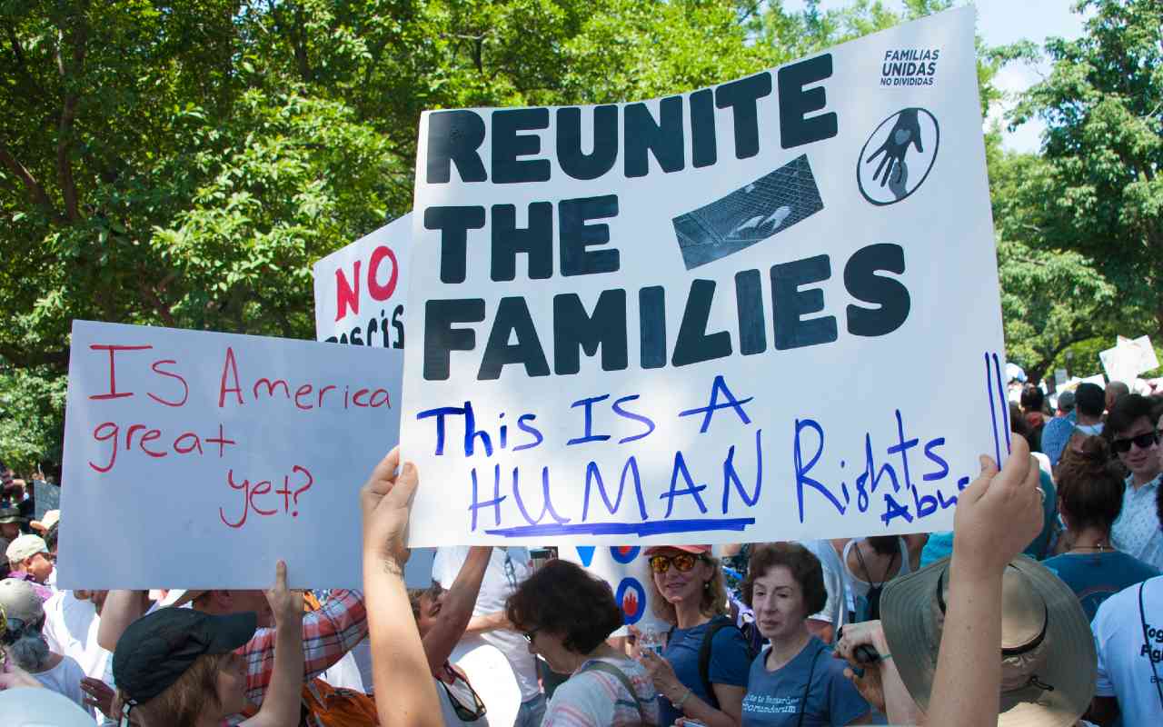 Participantes en el mitin Families Belong Together, una protesta contra la política de familias separadas, el 30 de junio de 2018 en Washington. | Foto: <a href=https://depositphotos.com/ title=Depositphotos>Depositphotos</a> 