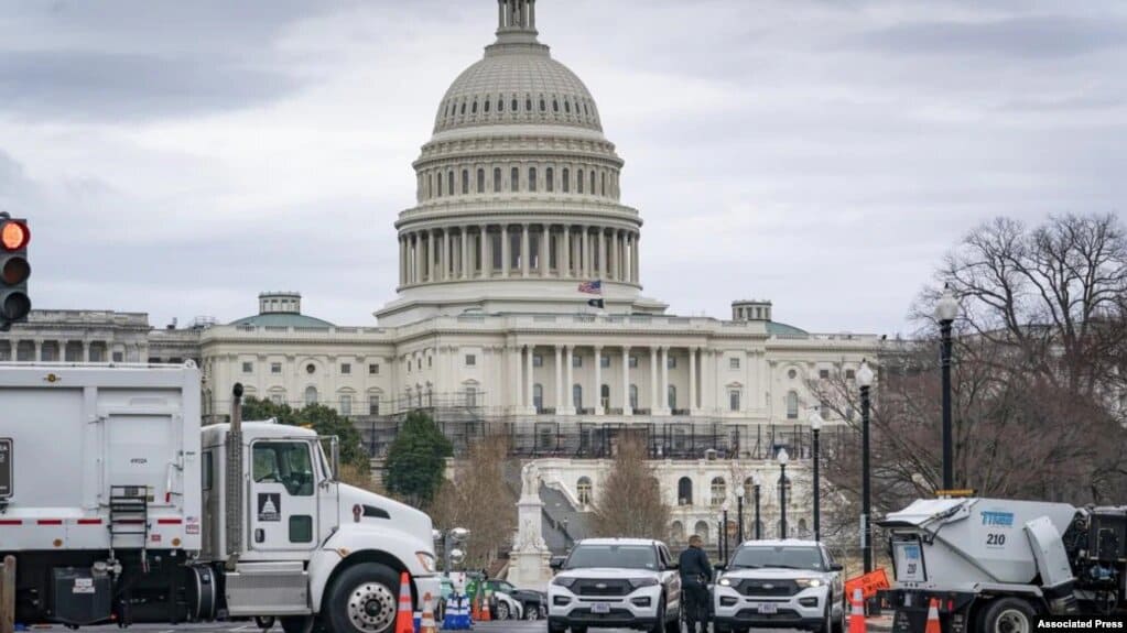 Vehículos pesados se colocan cerca de la entrada del Capitolio en Washington, Estados Unidos, esperando las protestas de camioneros. | Foto: VOA/AP.