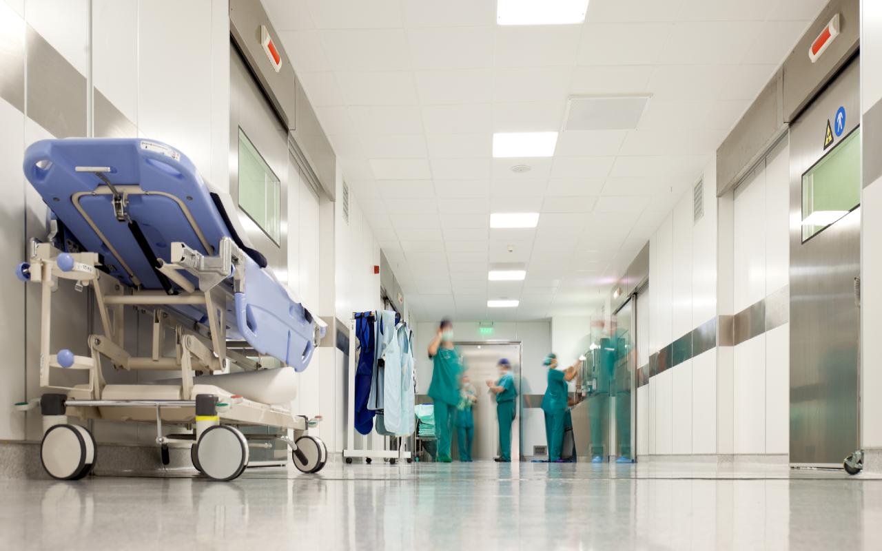 Pese a que el número de pacientes con Covid-19 en hospitales ha disminuido, muchos todavía tienen una gran carga de trabajo.| Foto: Depositphotos