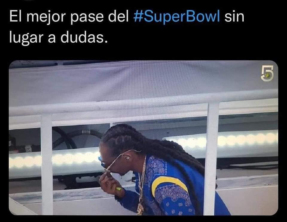 Snoop Dogg y su mejor pase en el Super Bowl antes de iniciar el show medio tiempo.