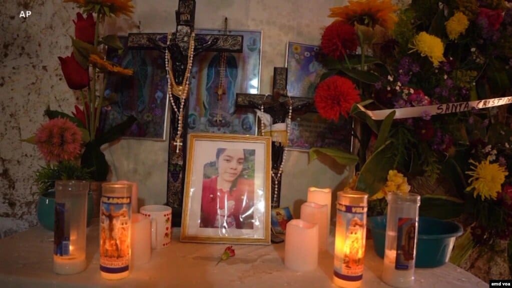 Altar para una de las migrantes que murieron en Tamaulipas en enero de 2021. | Foto: VOA/AP.
