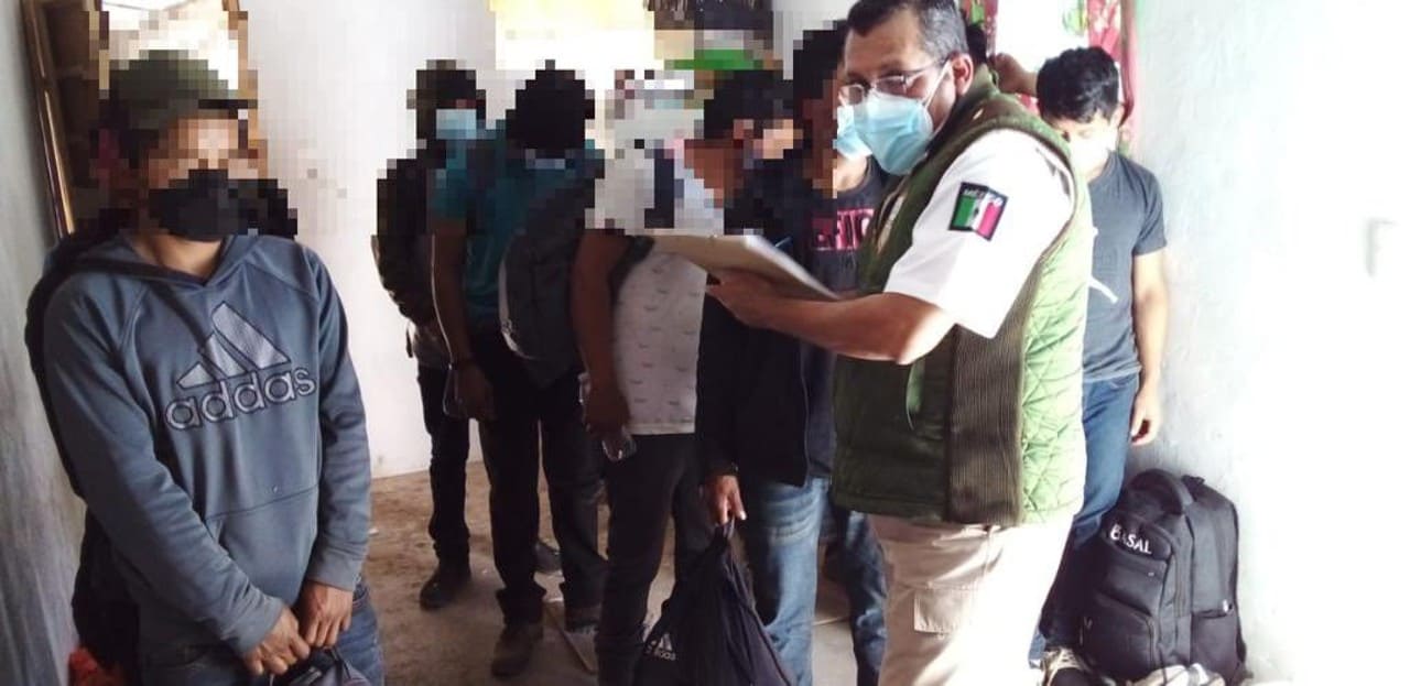 Entre los migrantes encontrados en la casa de seguridad en Puebla, había 16 menores de edad. | Foto: Twitter @INAMI_mx .