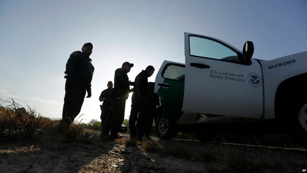 La Patrulla Fronteriza se ha visto desbordada por el aumento de la llegada de migrantes a la frontera entre México y Estados Unidos. | Foto: VOA/AP.