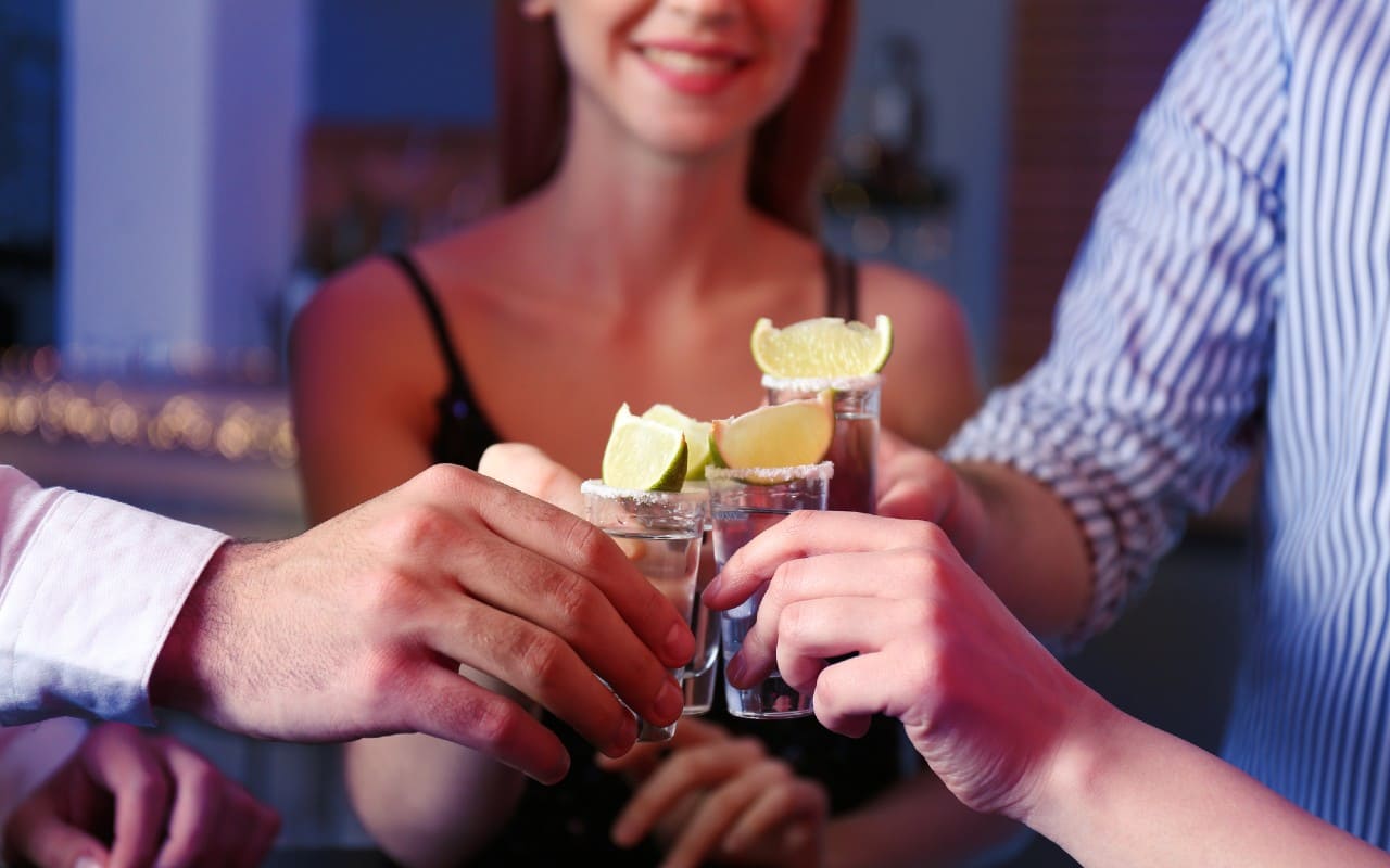 Una de las bebidas mexicanas más emblemáticas, el tequila, se está volviendo cada vez más popular en USA. | Foto: Depositphotos