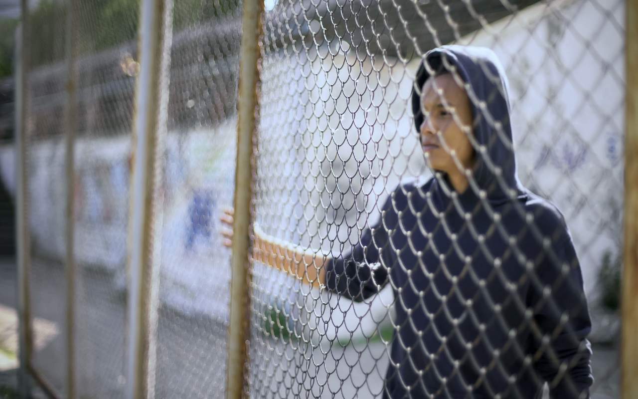 El nuevo programa de ICE vigilará a los migrantes de manera más profunda para no ponerlos en cárceles. | Foto: Depositphotos