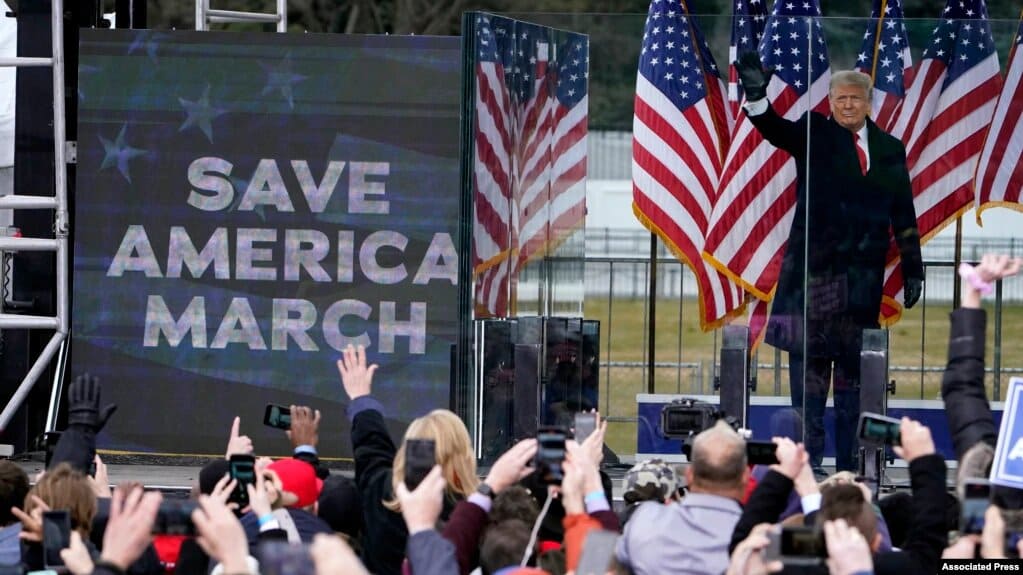 Donald Trump saluda a sus seguidores durante un mitin el mismo día del ataque al Capitolio de Estados Unidos, lo que provocó su expulsión de varias app. | Foto: VOA/AP.