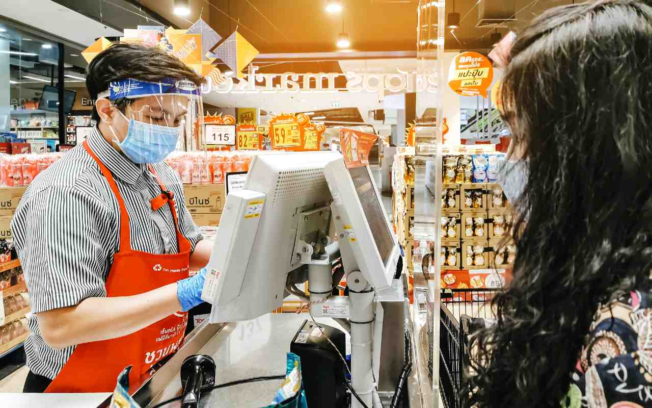 Los empleados de Walmart que se encuentren completamente vacunados ya no necesitarán usar mascarillas. | Foto: Depositphotos