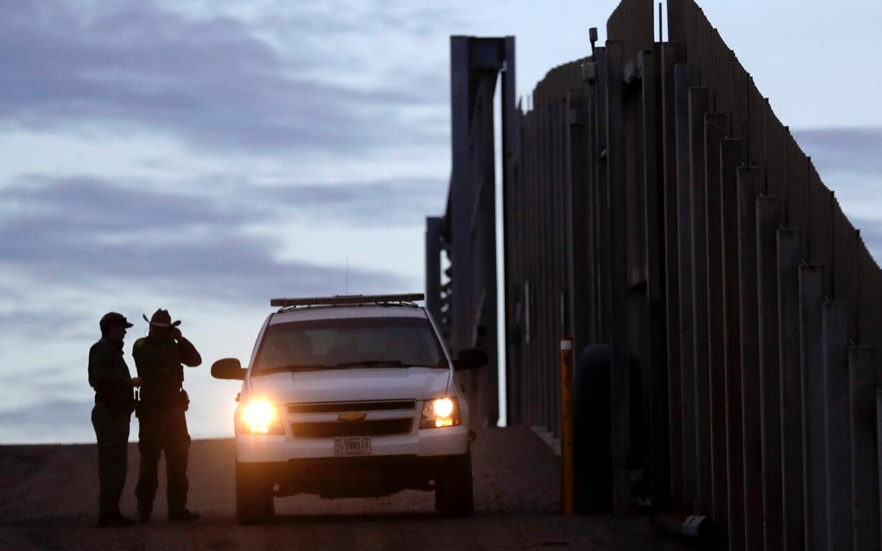 Agentes de la Patrulla Fronteriza (CBP) se encuentran junto a un vehículo cerca de uno de los muros fronterizos | Foto: AP / Voz de América