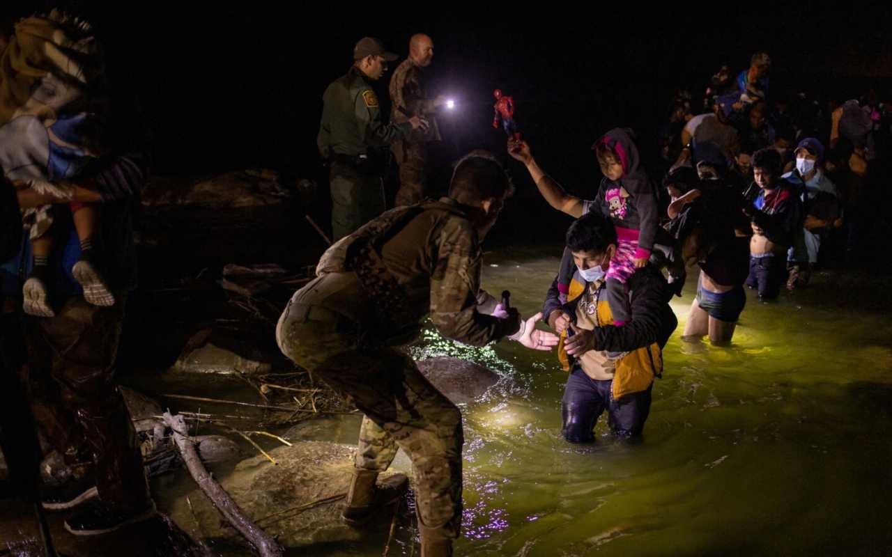 Agentes de la CBP iluminan el camino a migrantes que cruzan el río Grande hacia Estados Unidos desde México, en Roma, Texas | Foto: Reuters / Voz de América