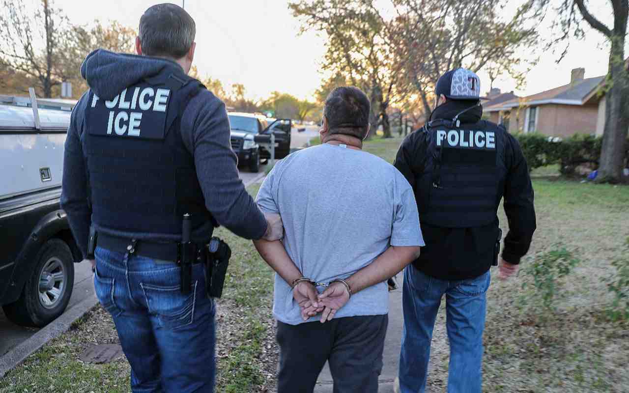La de deportaciones acelerados impedía que los migrantes indocumentados vieran a jueces | Foto: ICE