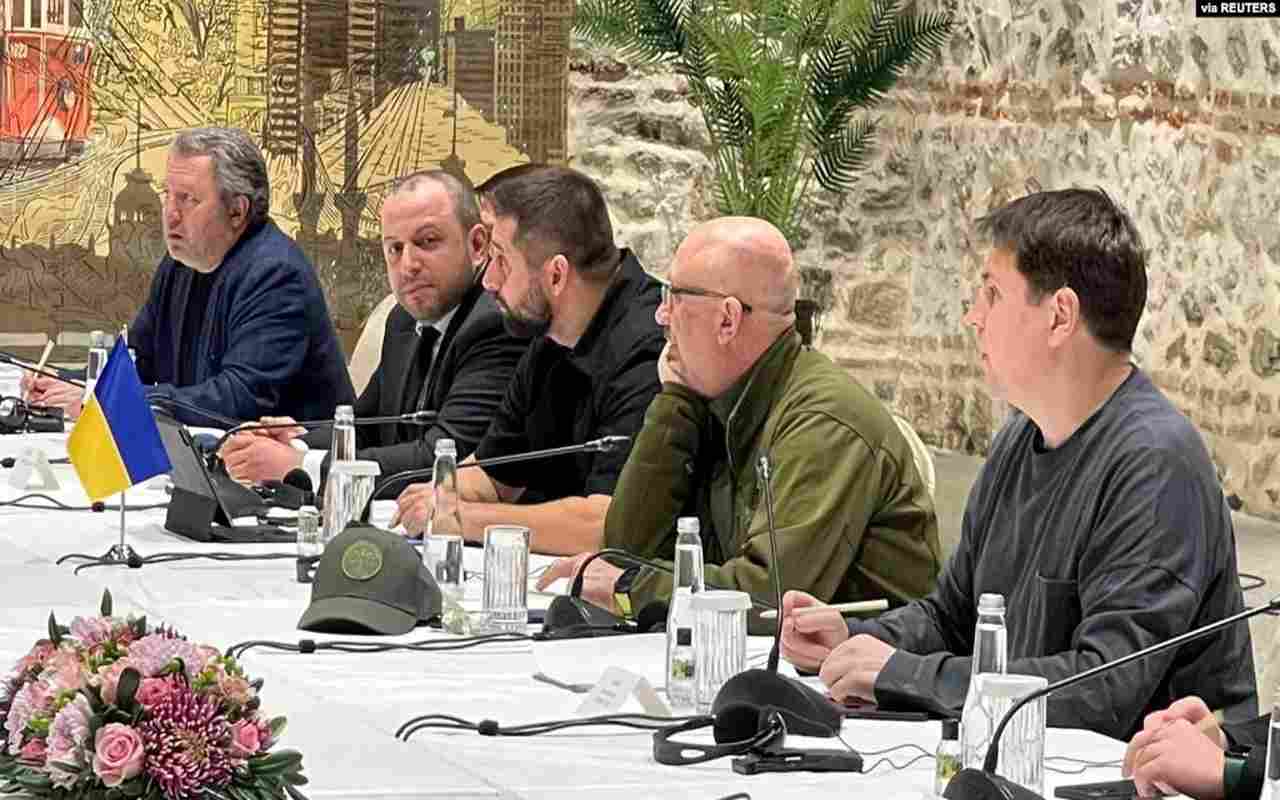 Miembros de la delegación ucraniana asisten a las conversaciones con los negociadores rusos, mientras continúa la guerra Rusia-Ucrania. Estambul, Turquía, el 29 de marzo de 2022. | Foto: Servicio de Prensa Presidencial de Ucrania.