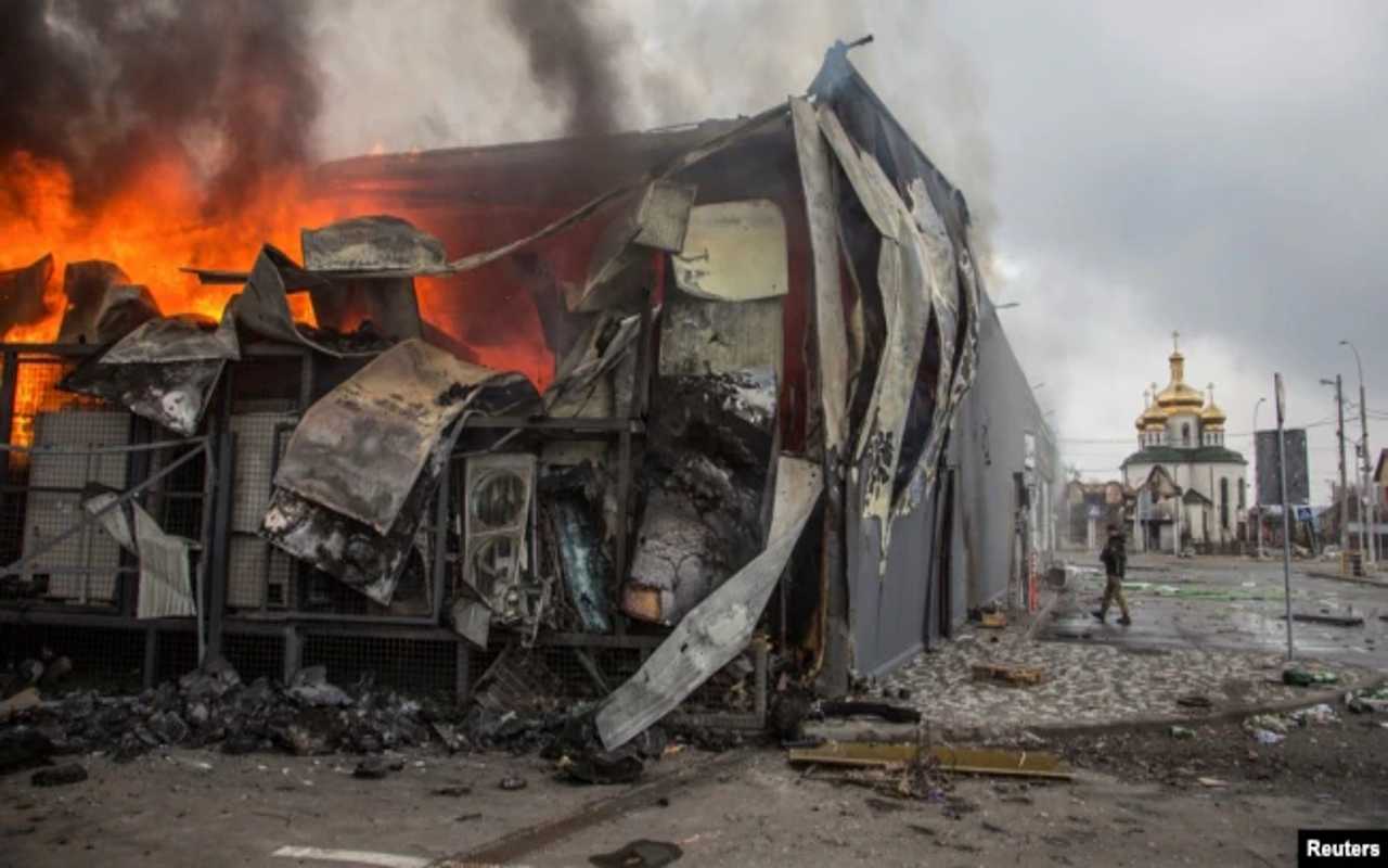 Un edificio arde después de un bombardeo, mientras continúa la guerra Rusia-Ucrania, en la ciudad de Irpin, región de Kiev, Ucrania. | Foto: VOA / Reuters.