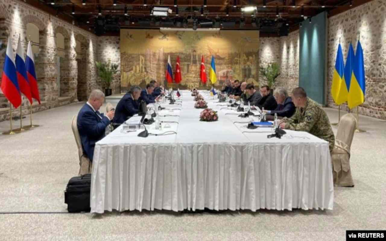 Miembros de la delegación ucraniana asisten a las conversaciones con los negociadores rusos, mientras continúa la guerra Rusia-Ucrania, en Estambul, Turquía, el 29 de marzo de 2022. | Foto: VOA / Reuters.